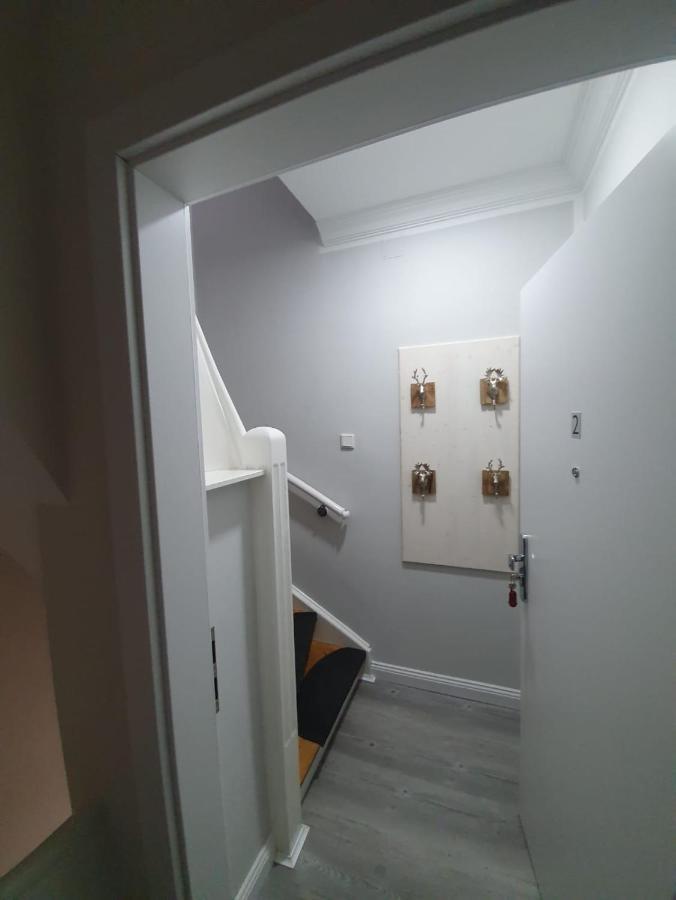 Apartment R&s *